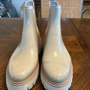 DOLCE VITA LUG SOLE RAIN BOOTS. SIZE 11.